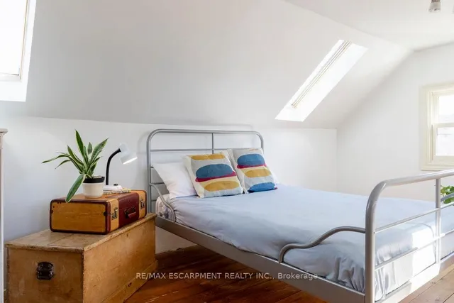 Additional image 34 of 24 Hyde Park Ave