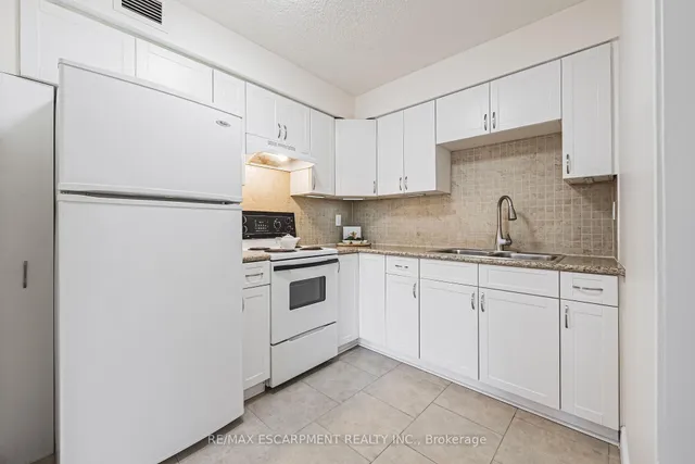 Additional image 3 of 975 WARWICK Crt Unit 706