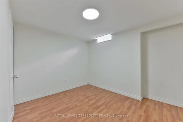 Additional image 37 of 2216 Dunvegan Ave