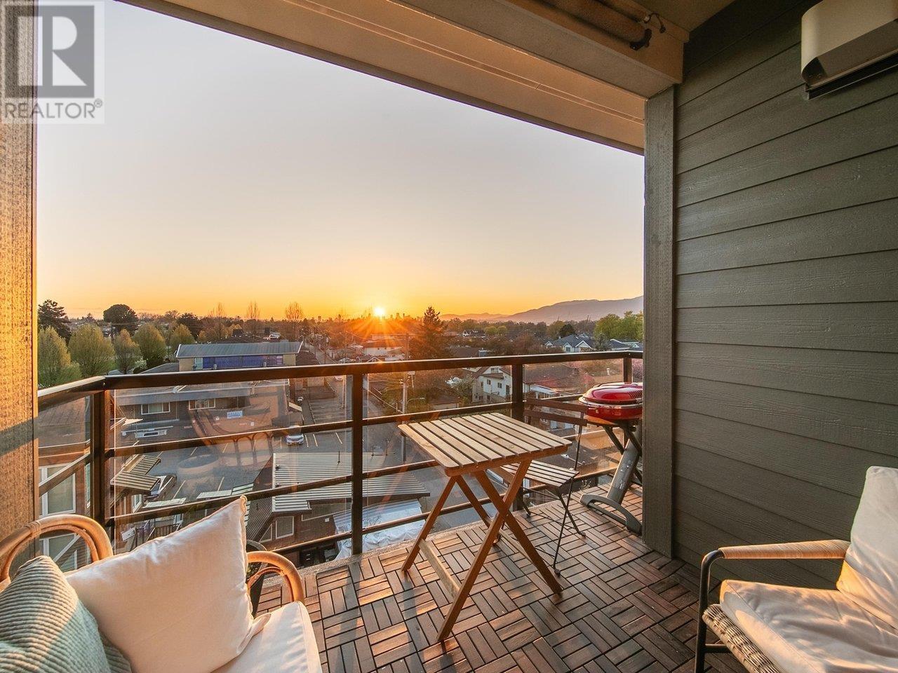 PH5 2889 E 1ST AVENUE|Vancouver, British Columbia V5M0G2