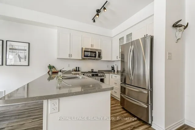 Additional image 20 of 383 Dundas St Unit 34