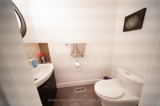 Additional image 17 of 35 Collins Cres Unit 34
