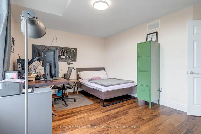 Additional image 41 of 7 Magenta Crt