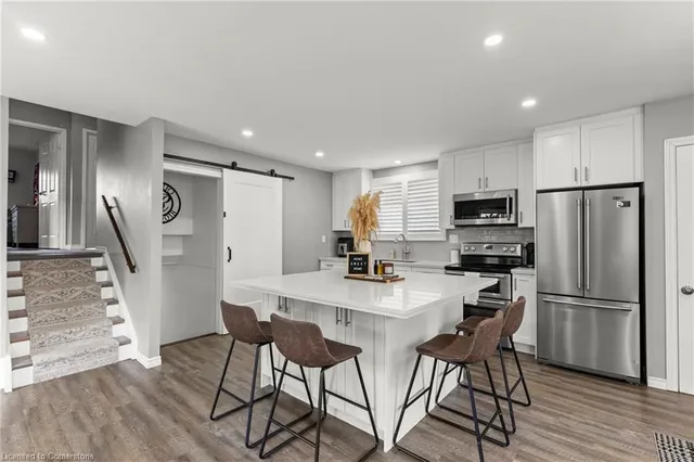 Additional image 5 of 3 Electra Crt