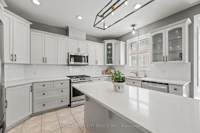 Additional image 19 of 533 Falconridge Cres