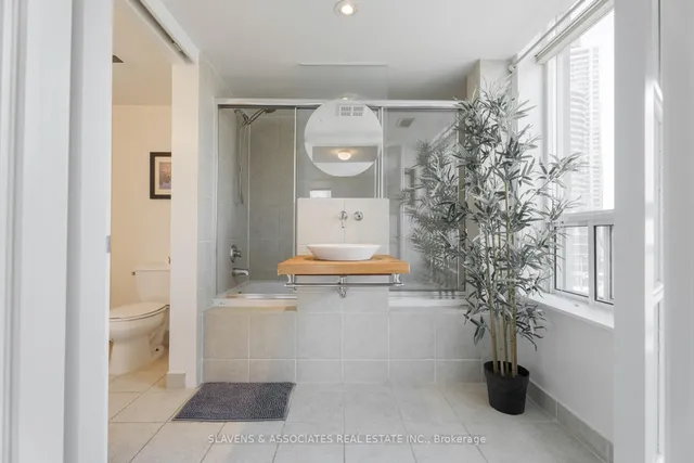 Additional image 17 of 550 Queens Quay Unit 625