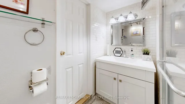 Additional image 30 of 527 Victoria Park Ave