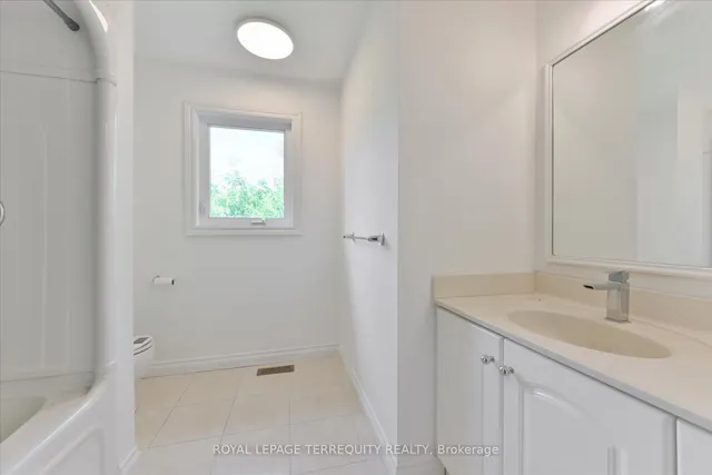 Additional image 29 of 2216 Dunvegan Ave