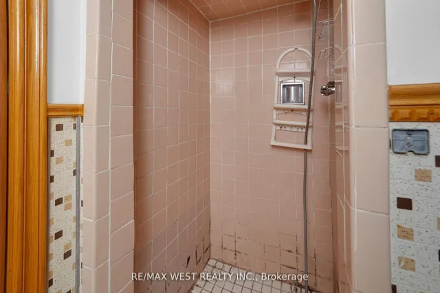 Additional image 15 of 661 Beresford Ave