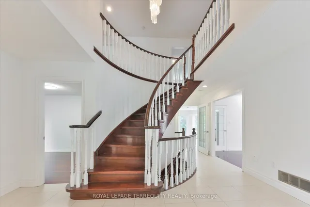 Additional image 4 of 2216 Dunvegan Ave