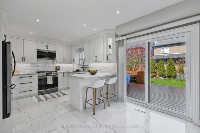 Additional image 11 of 30 Charleswood Circ