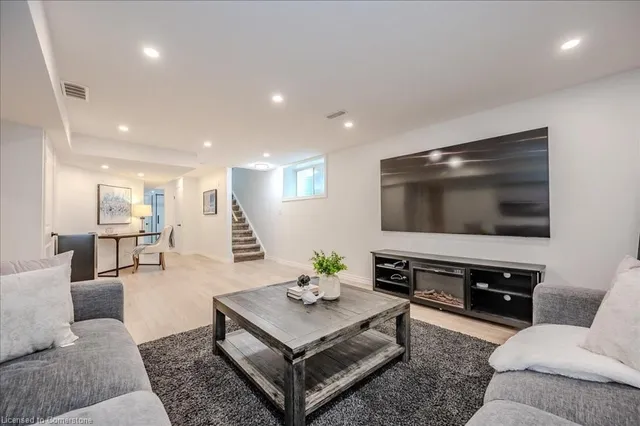 Additional image 32 of 504 Netherwood Cres
