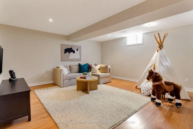 Additional image 23 of 1083 Easterbrook Cres