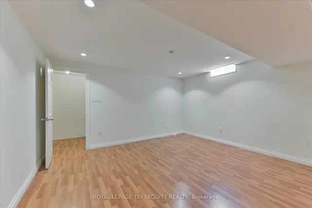 Additional image 35 of 2216 Dunvegan Ave