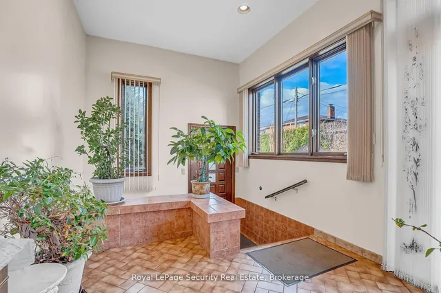 Additional image 20 of 27 Mulholland Ave