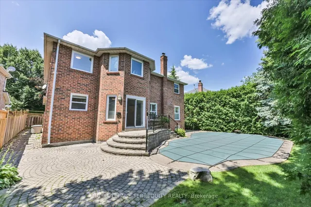 Additional image 40 of 2216 Dunvegan Ave