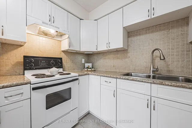 Additional image 4 of 975 WARWICK Crt Unit 706