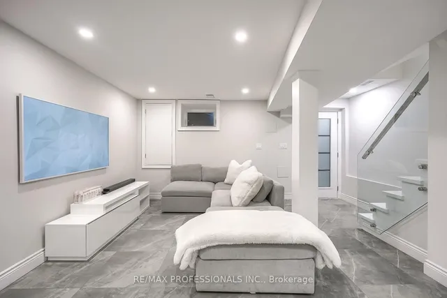 Additional image 33 of 623 Dupont St