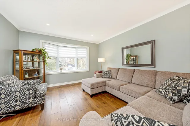 Additional image 10 of 738 Robertson Cres