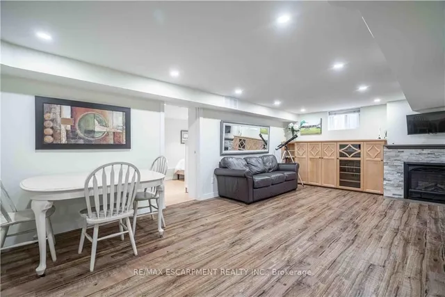 Additional image 25 of 56 Oakley Crt