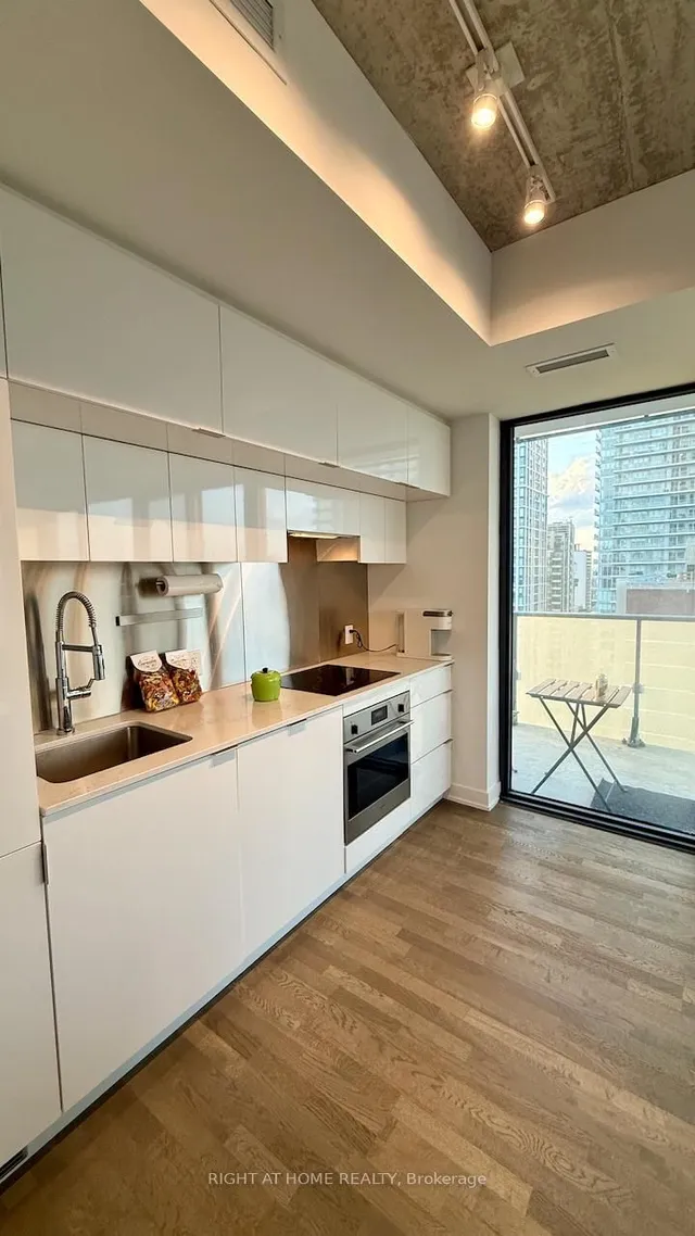 Additional image 2 of 185 Roehampton Ave Unit 1405