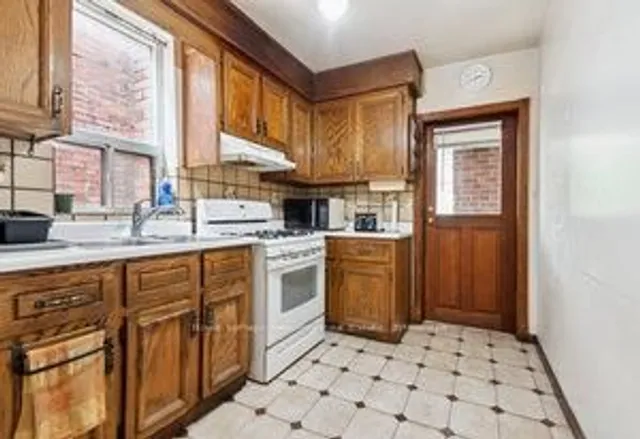 Additional image 20 of 38 Fernbank Ave