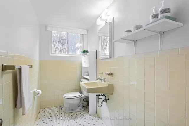 Additional image 23 of 994 Streamway Cres