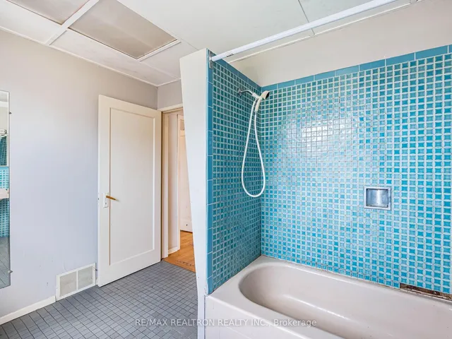 Additional image 35 of 872 Royal York Rd