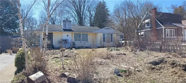 19 Lang Cres