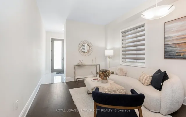 Additional image 8 of 25 Icon St