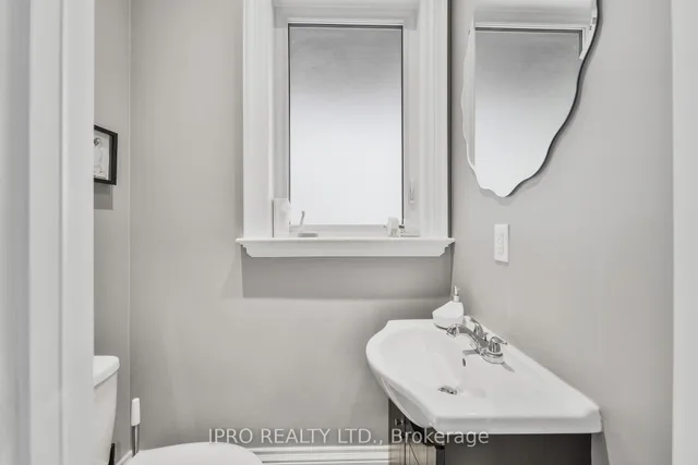 Additional image 33 of 55 Yorkdale Cres