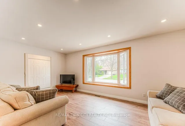 Additional image 9 of 111 Martinglen Cres