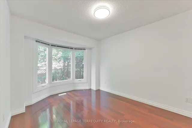 Additional image 15 of 2216 Dunvegan Ave