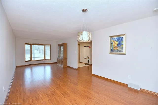 Additional image 13 of 35 Daffodil Cres