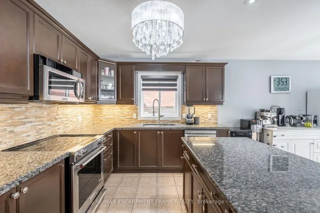 Additional image 15 of 36 Showcase Dr