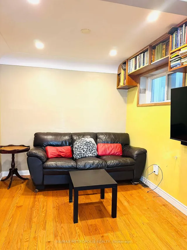 Additional image 6 of 982 Cosburn Ave