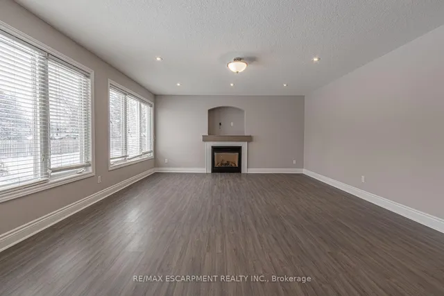 Additional image 9 of 18 MILES St