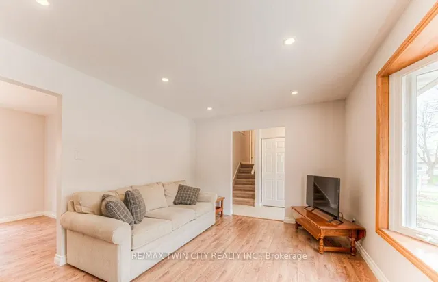 Additional image 8 of 111 Martinglen Cres