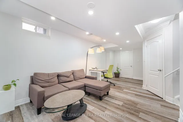 Additional image 39 of 15 Versailles Cres