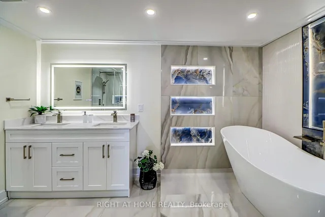 Additional image 37 of 130 Carlton St Unit 1207