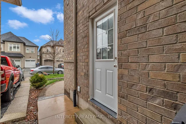 Additional image 43 of 98 Lola Cres