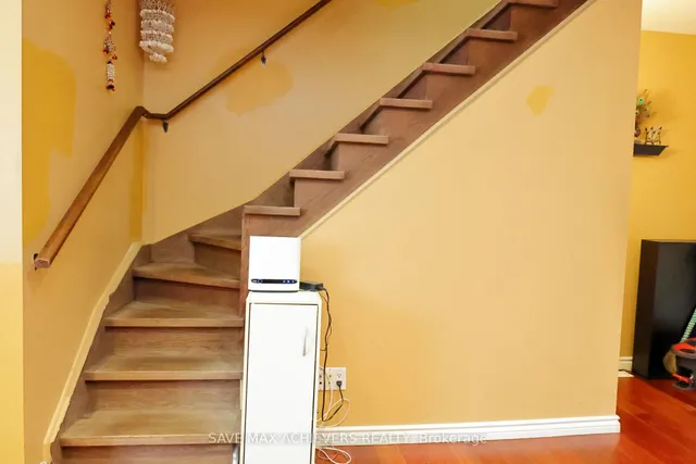 Additional image 20 of 1820 Dundas St