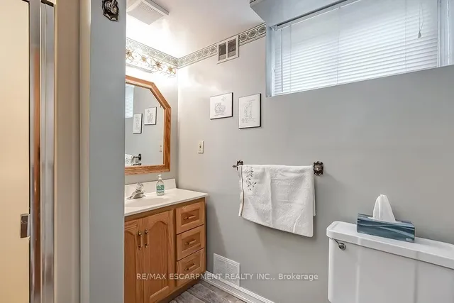 Additional image 32 of 327 Strathcona Dr