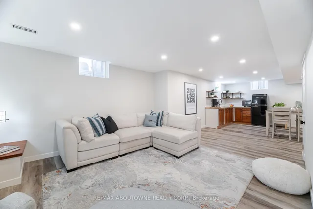 Additional image 39 of 1046 Holdsworth Cres