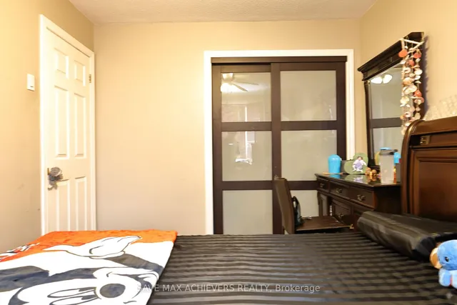 Additional image 26 of 1820 Dundas St