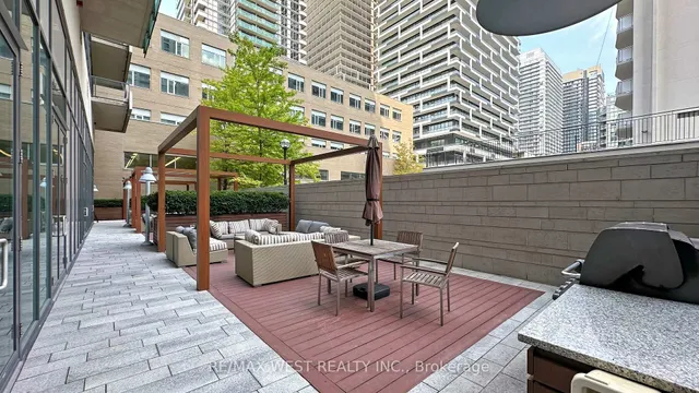 Additional image 21 of 70 Roehampton Ave Unit 314