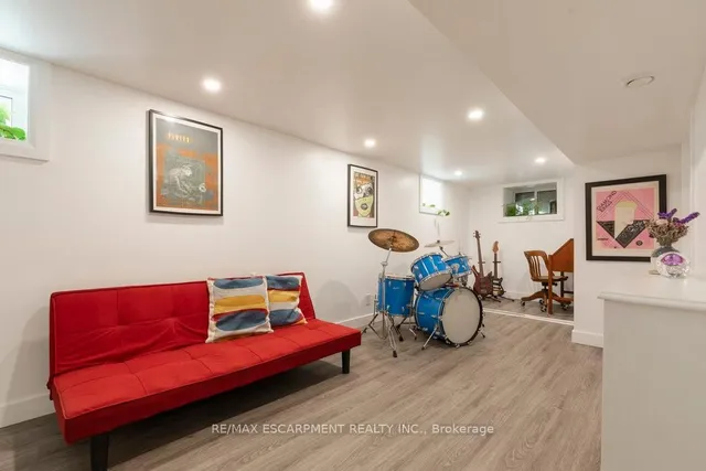 Additional image 39 of 24 Hyde Park Ave