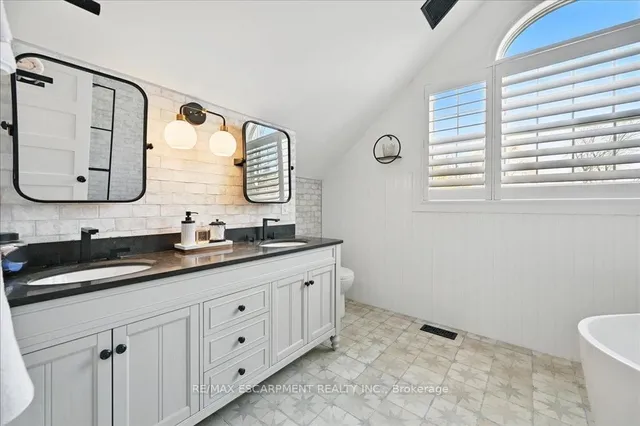 Additional image 26 of 693 King Rd