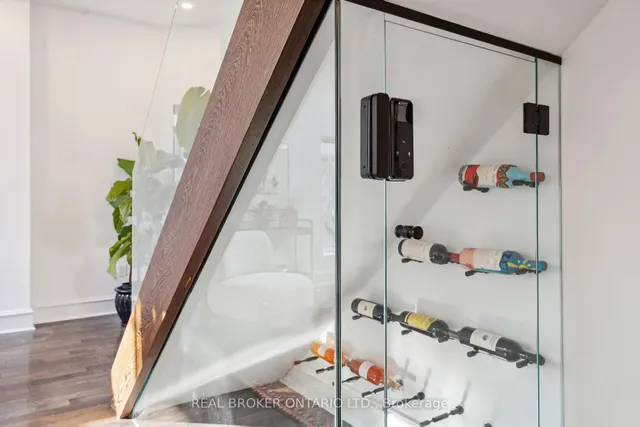 Additional image 6 of 300 Avenue Rd Unit 4