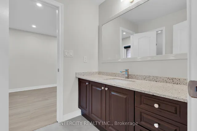 Additional image 34 of 98 Lola Cres